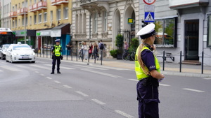 policjanci zabezpieczają marsz