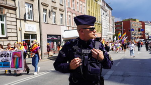 policjanci zabezpieczają marsz