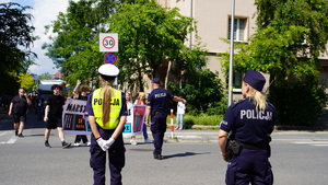 policjanci zabezpieczają marsz