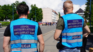policjanci zabezpieczają marsz