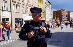 Policjant na tle tłumu.
