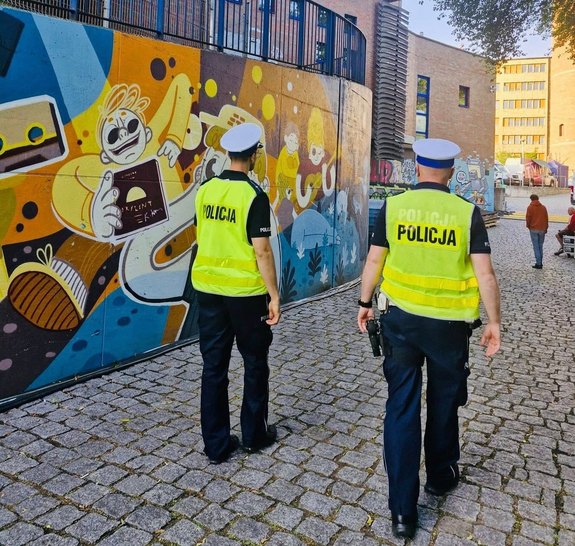 policjanci w trakcie zapewniania bezpieczeństwa w okolicach festiwalu