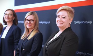 Kobiety pozują do zdjęcia.