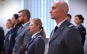 Policjanci stoją w szeregu.