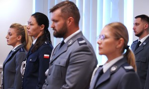 Policjanci stoją w szeregu.