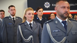 Policjanci w szeregu.