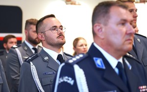 Policjanci w szeregu.