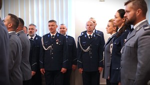 Zdjęcie: policjanci w szeregu.