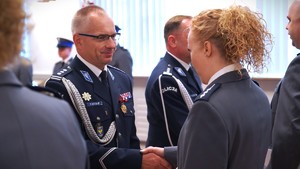 Zdjęcie: wręczenie aktu mianowania.