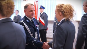 Zdjęcie: wręczenie aktu mianowania.