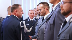 Zdjęcie: wręczenie aktu mianowania.