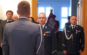 Zdjęcie: policjant oddaje honor.