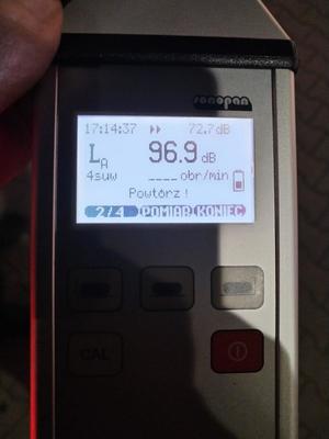 policjanci kontrolują pojazdy