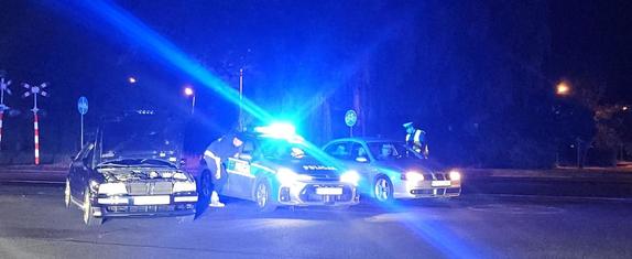 policjanci kontrolują pojazdy