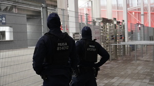 policjanci w trakcie zabezpieczenia meczu