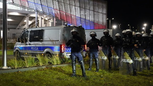 policjanci w trakcie zabezpieczenia meczu