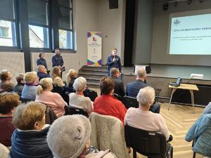 uczestnicy w trakcie debaty