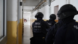 służby w trakcie działań