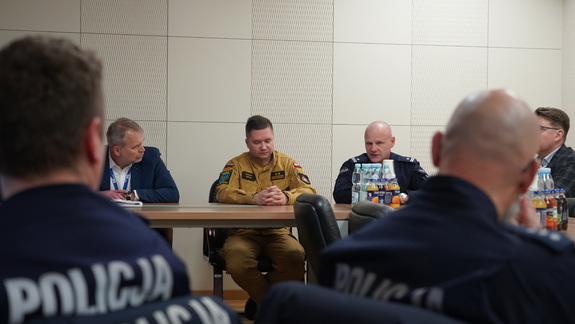 służby w trakcie działań