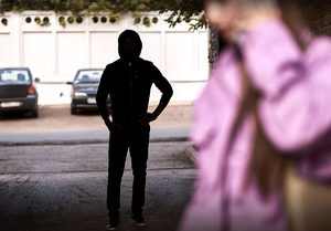 mężczyzna stalkujący kobietę