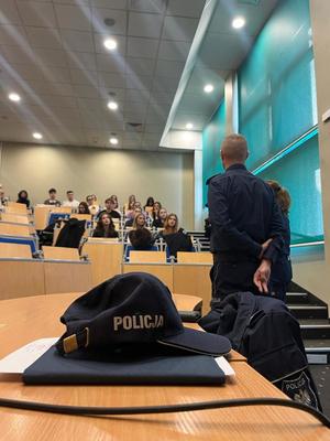 policjanci w trakcie prelekcji
