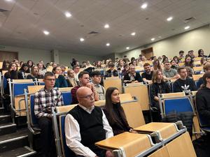 policjanci w trakcie prelekcji