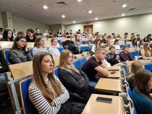 policjanci w trakcie prelekcji