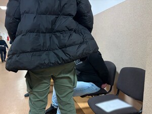 policjanci prowadza zatrzymanego