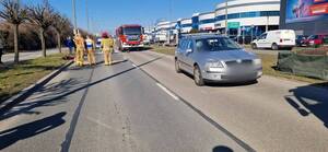 policjanci pracują na miejscu zdarzenia drogowego