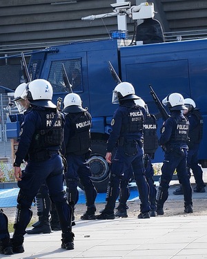 zdjęcie: policjanci podczas zabezpieczenia meczu piłki nożnej
