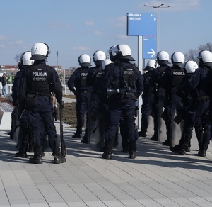 zdjęcie: policjanci podczas zabezpieczenia meczu piłki nożnej