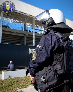 zdjęcie: policjanci podczas zabezpieczenia meczu
