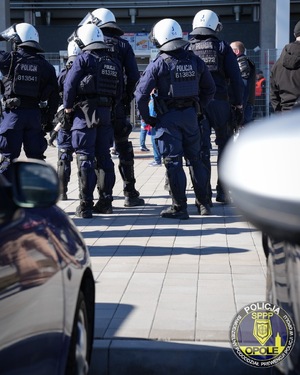 zdjęcie: policjanci podczas zabezpieczenia meczu
