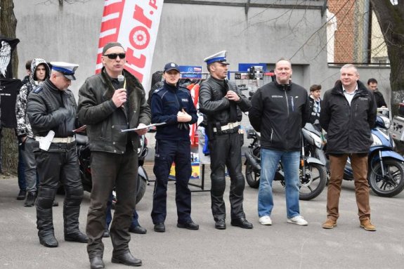 Policjant Wydziału Ruchu Drogowego wygłasza prelekcje dotyczącą bezpieczeństwa podczas jazdy jednośladem