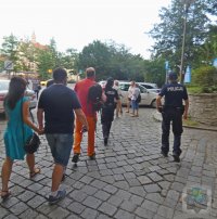 Policjanci czuwający nad bezpieczeństwem zmierzających na Festiwal mieszkańców i gości