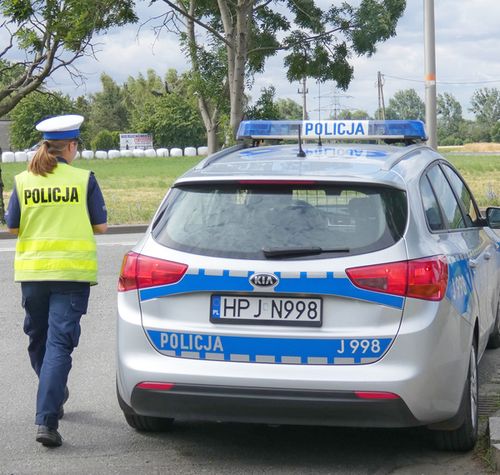 Policjanta zatrzymuje pojazdy do kontroli drogowej