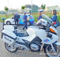 Policjanci WRD KMP podczas działań Bezpieczna droga do szkoły. Kontrola stanu trzeźwości kierujących