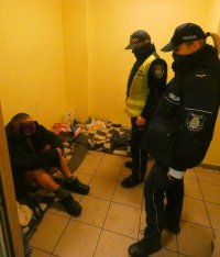Policja i Straż Miejska oferują pomoc osobom bezdomnym