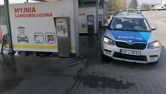 policyjny radiowóz przy myjni samoobsługowej