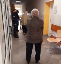 Policjanci ostrzegają seniorów przed oszustwami.