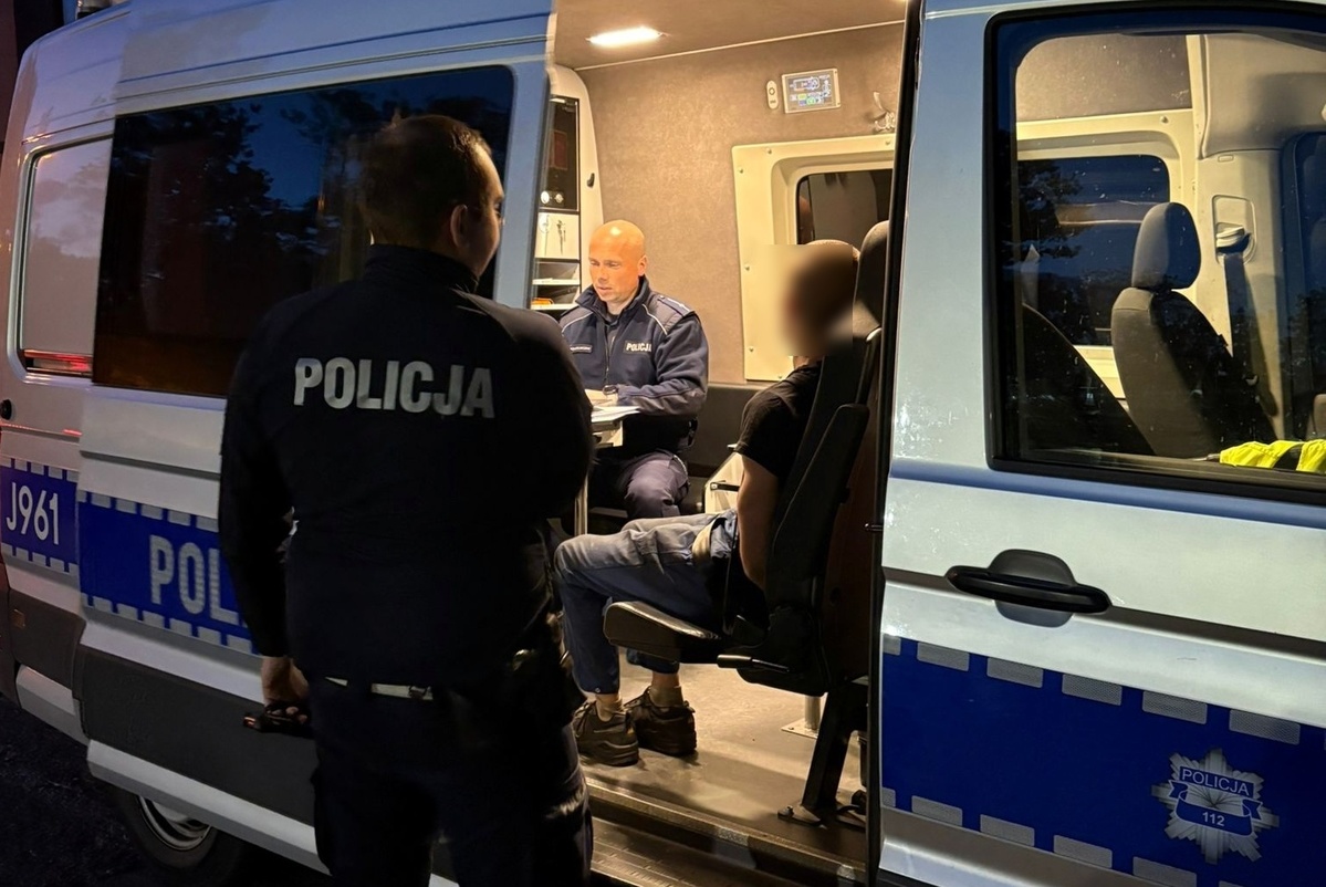 Działania policjantów dla bezpieczeństwa ruchu drogowego – zatrzymane uprawnienia za prędkość i nietrzeźwy kierujący z zakazem