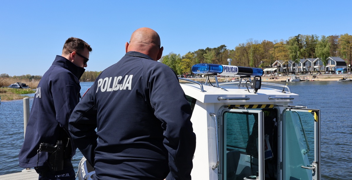Zatrzymania nietrzeźwych kierowcy i sternika przez policjantów z ogniwa wodnego