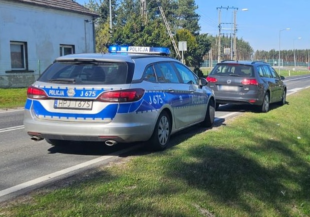 zdjęcie kolorowe: policyjny radiowóz i zatrzymany do kontroli volkswagen