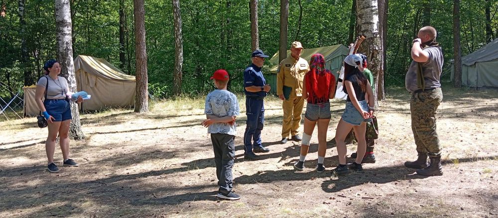 zdjęcie: funkcjonariusze podczas kontroli obozu harcerskiego