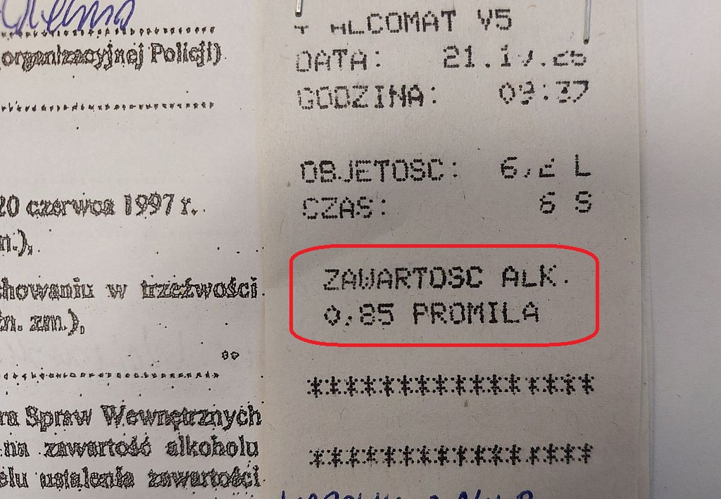 Zdjęcie przedstawia wydruk z urżdzenia alcomat z zaznaczonym w czerwonej ramce wynikiem 0,85 promila