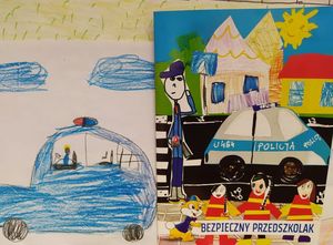 Rysunek przedszkolaka przedstawiający niebieski samochód i okładka książeczki &quot;Bezpieczny Przedszkolak&quot;.