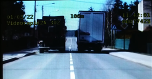 Ciężarówka wyprzedza na przejściu dla pieszych