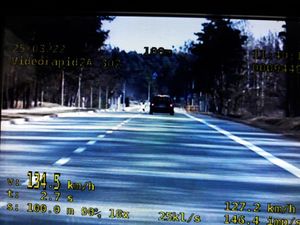 Widok ekranu video rejestratora z pojazdem w środkowej części, w dolnym lewym rogu prędkość 134 km/h.