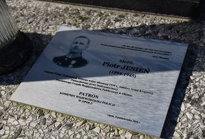 Tablica pamiątkowa sierżanta Piotra Jasienia umieszczona na grobie rodziny Jasieniów, na cmentarzu w Przystajni.