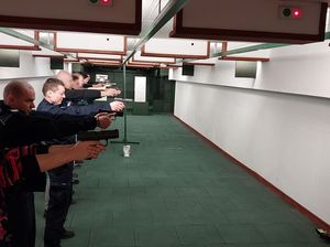 policjanci podczas treningu bezstrzałowego.